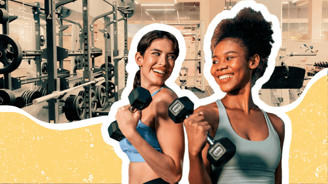 Duas mulheres segurando pesos de musculação e sorrindo.